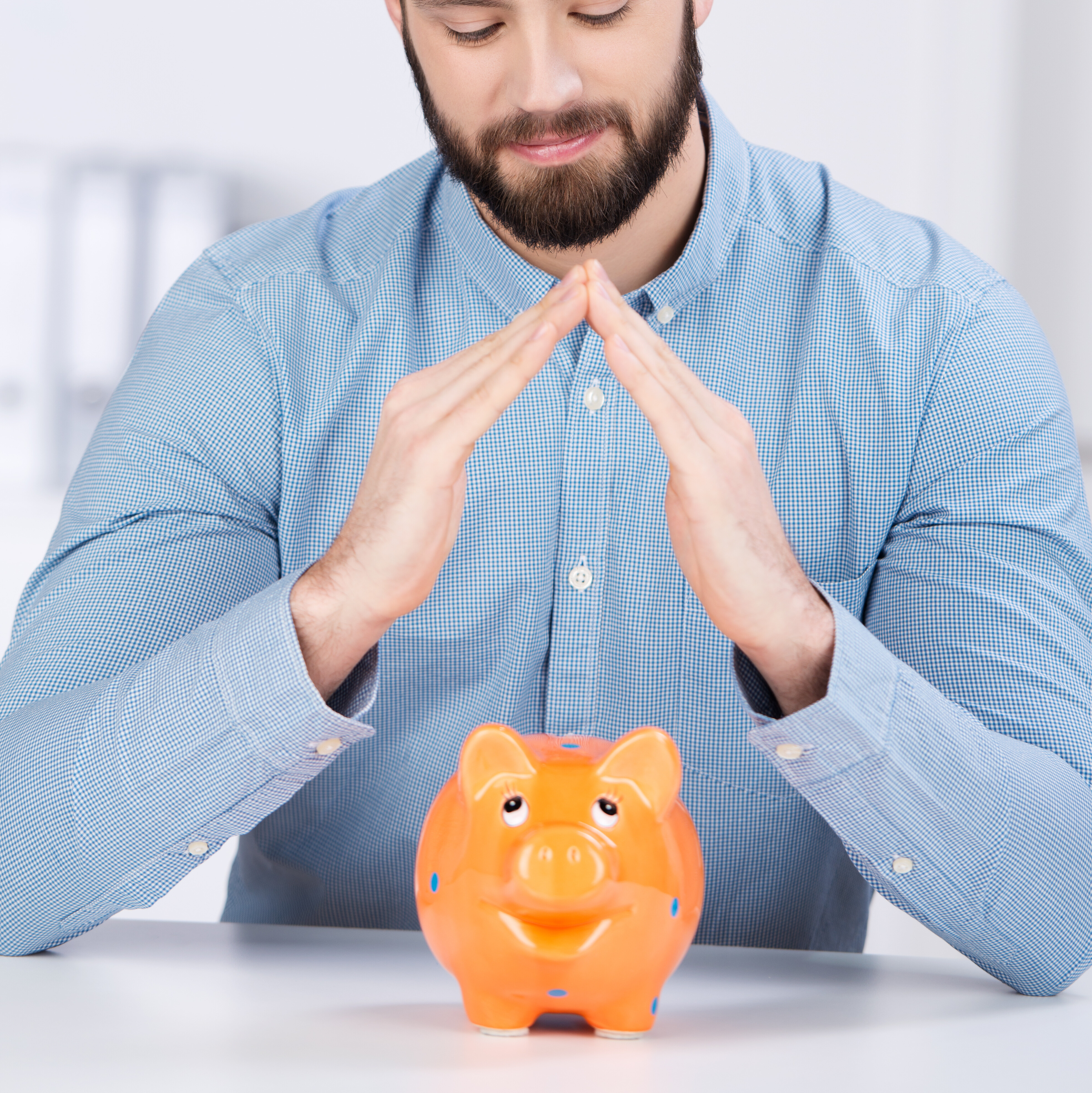 Mann mit Sparschwein