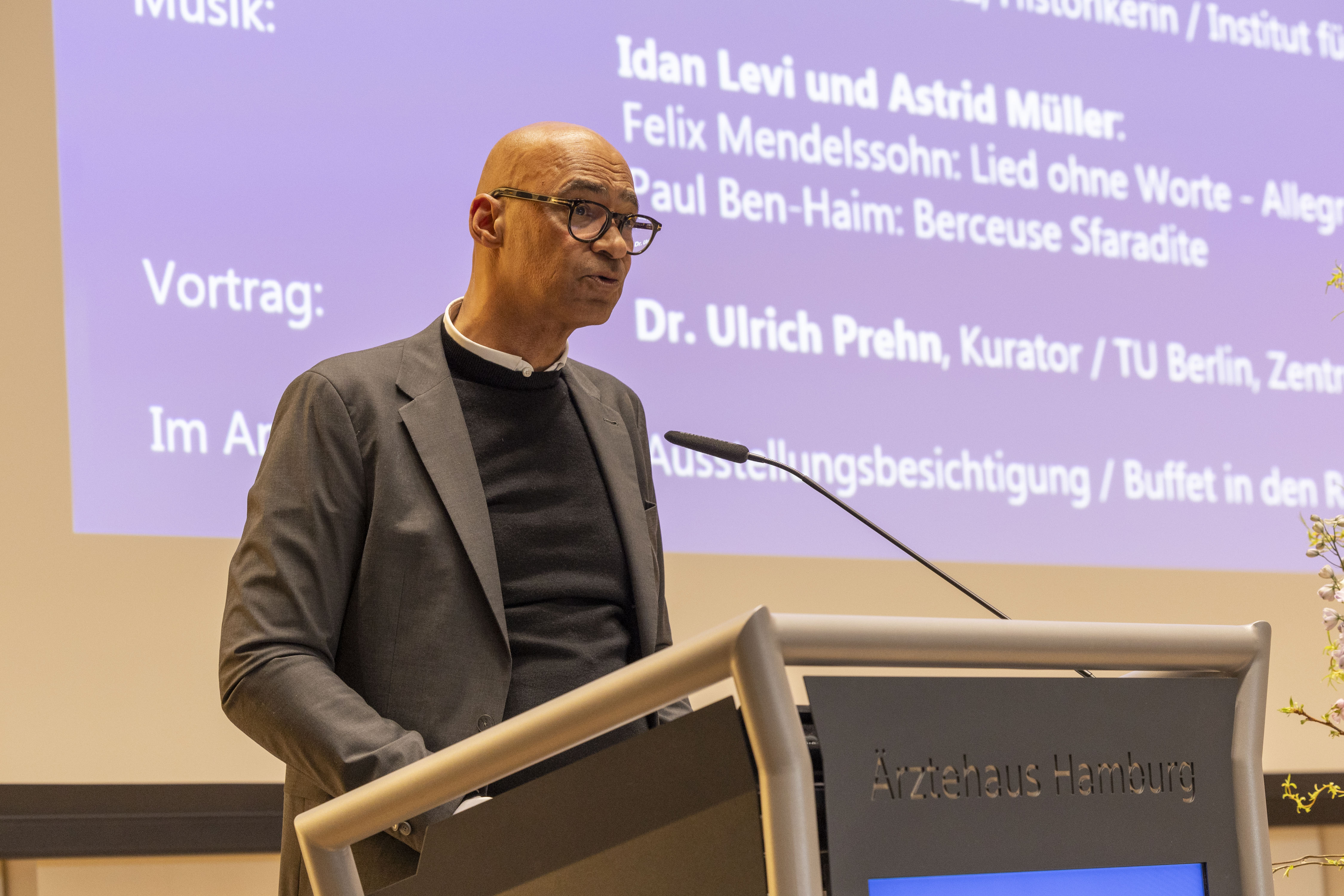John Afful, Vorstandsvorsitzender der KVH, begrüßte die Gäste der Ausstellungseröffnung. 
