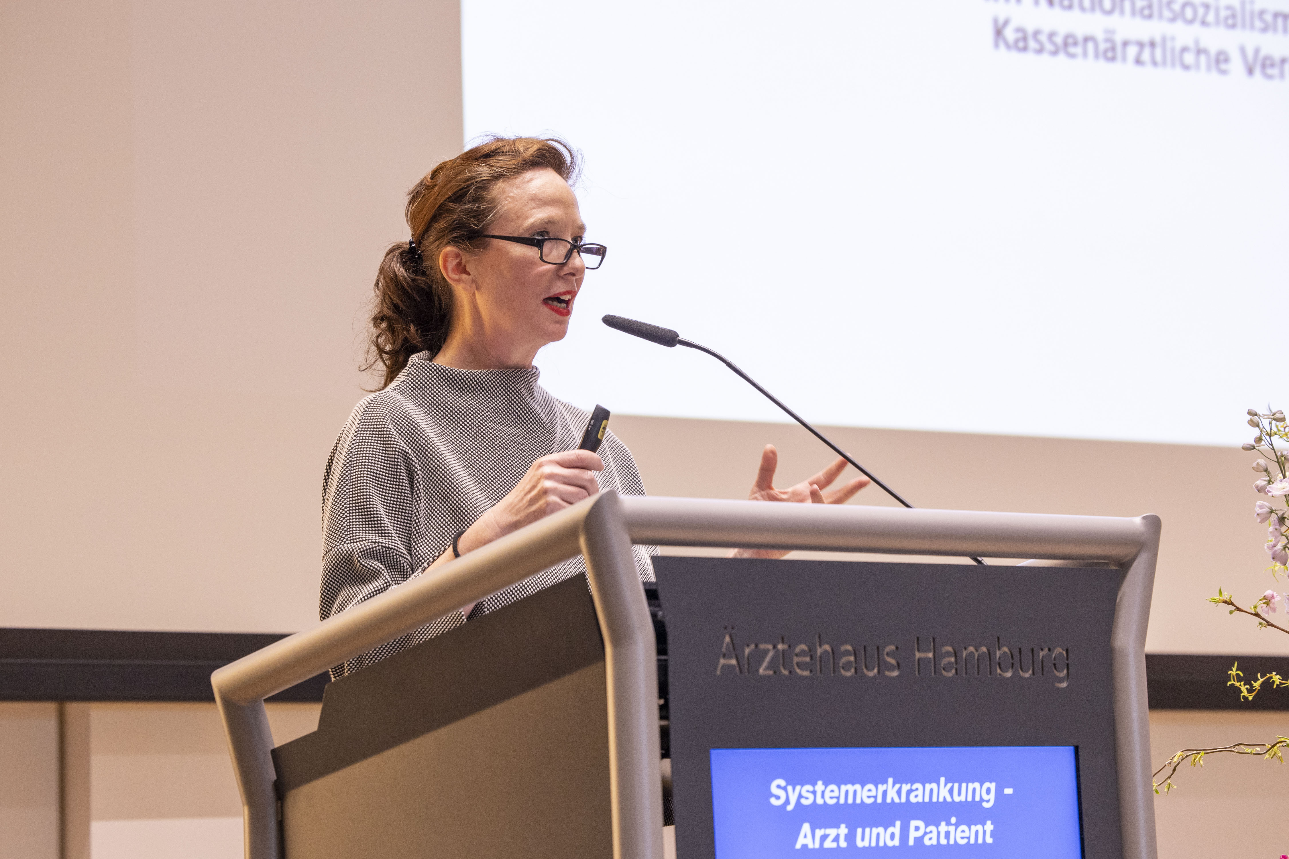 Dr. Anna von Villiez, Historikerin und Leiterin der Gedenk- und Bildungsstätte Israelitische Töchterschule, betrachtete in ihrem Vortrag die Rolle der Hamburger Ärzteschaft während des Nationalsozialismus.