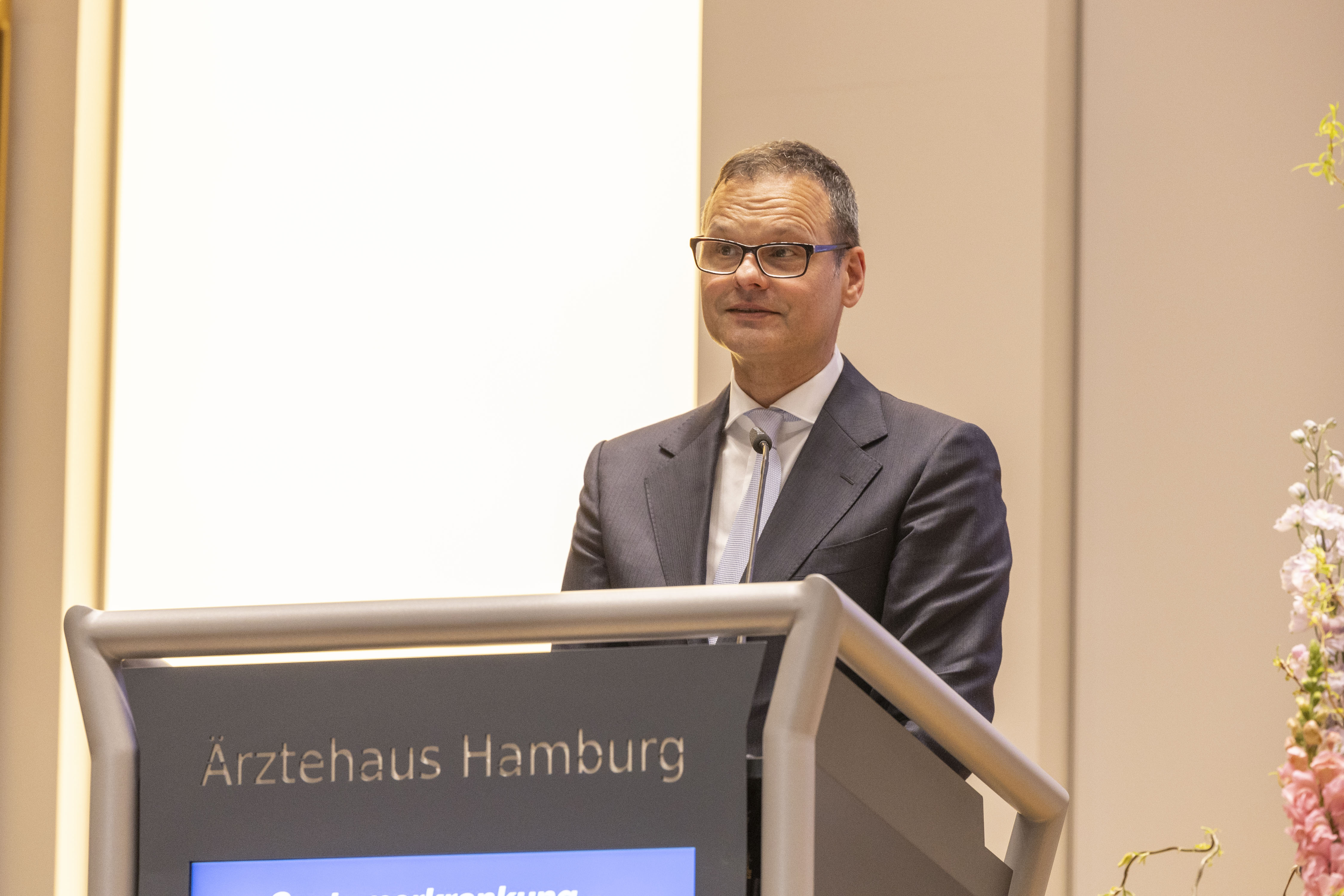 Dr. Ulrich Prehn, Kurator der Ausstellung, gab Einblick in das Forschungsprojekt, aus dem die Ausstellung hervorging.